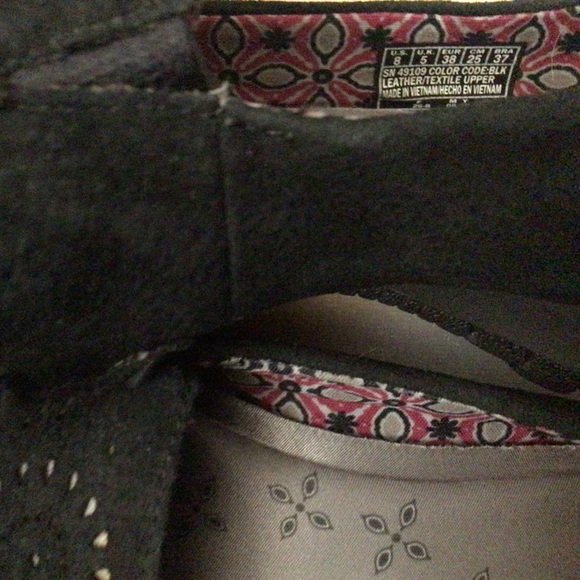 -Sketchers Black Leather loafers size 8, used in good condition, memory foam - Picture 2 of 4